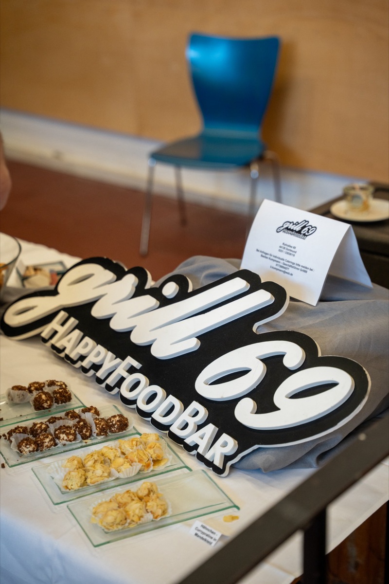 Catering von Grill 69: Häppchen auf Glastellern vor dem Grill-69-Schild